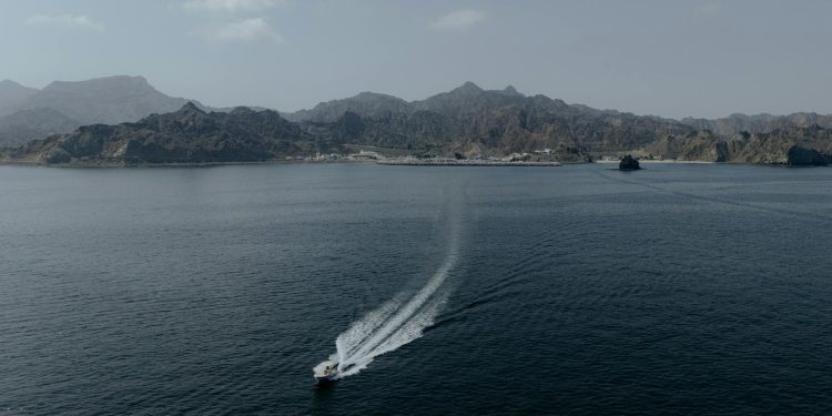 Armata americană transmite mesaje navelor aflate în apropiere de blocadă în Golful Oman