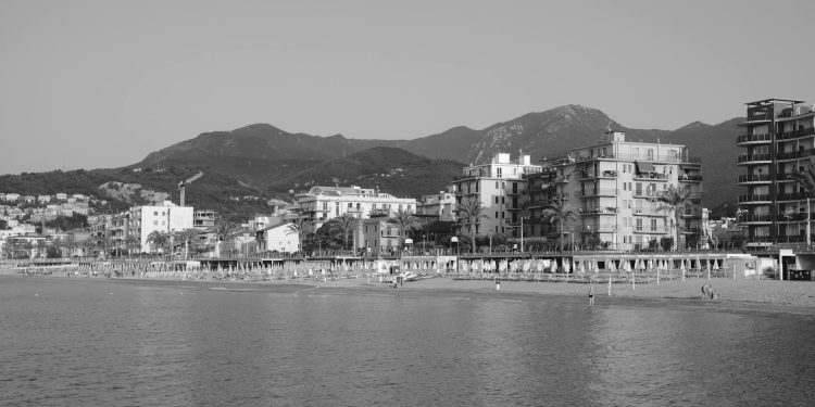 Andrea Bocelli: costul unei zile la plaja privată Alpemare din Italia