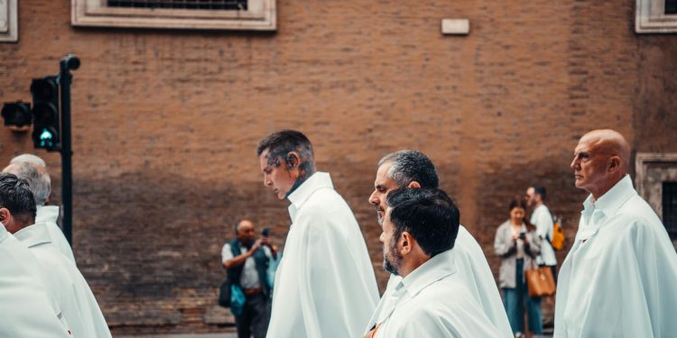 Peste 50 km de Alger: Poliția anunță gestionarea a două tentative de atentat în timpul vizitei papei Leon