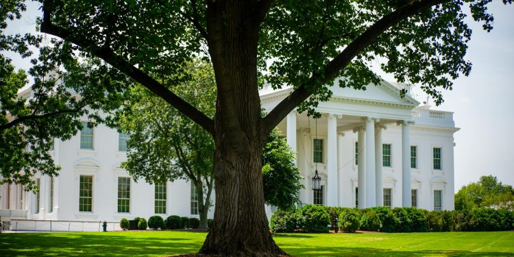 Trump descrie regele Charles ca pe „o persoană fantastică” după întâlnirea în Biroul Oval