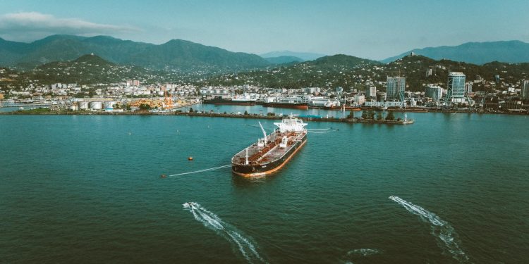 Purturi petroliere ruse grav avariate de atacuri cu drone, imagini satellite arată amploarea pagubelor