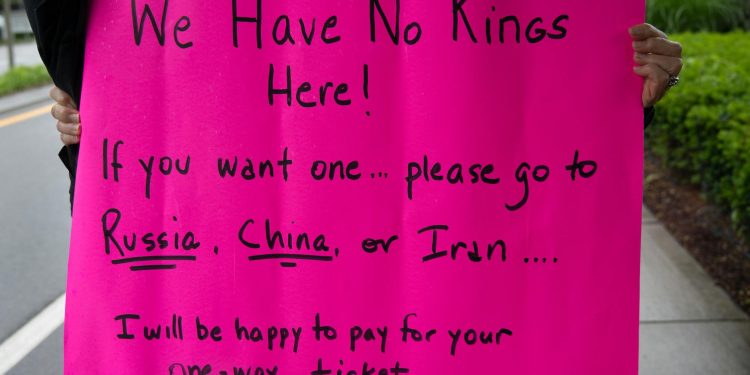 Trump sugerează că regele Charles ar fi putut sprijini SUA în dosarul Iranului, într-o aluzie critică la Starmer