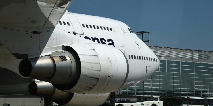 Merkz reafirmă angajamentul Germaniei față de transportul aerian, la 100 de ani Lufthansa