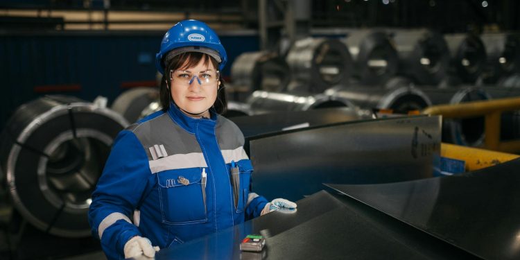 Româncele își iau o pauză profesională de aproape 3 ani, 4 din 10 nu vor să reia vechiul domeniu