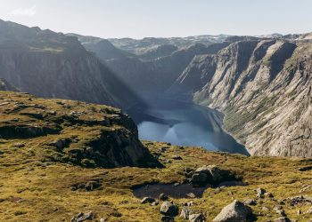 Cristian Mungiu își aduce noul film la Cannes: Fjord, cu Sebastian Stan și Renate Reinsve