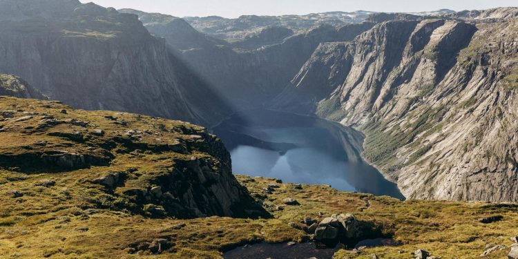 Cristian Mungiu își aduce noul film la Cannes: Fjord, cu Sebastian Stan și Renate Reinsve