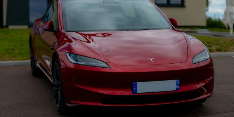 Tesla lucrează la un SUV electric mai mic și mai ieftin, potrivit surselor Reuters
