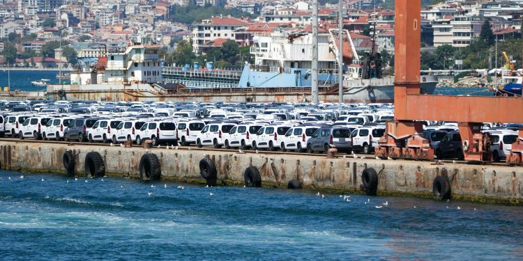 România impune limită de import pentru mașinile second-hand: maximum două autovehicule anual pentru persoane fizice