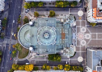 BVB scade la deschidere în context politic; BET peste 2% în pierdere