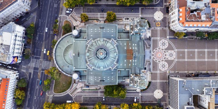 BVB scade la deschidere în context politic; BET peste 2% în pierdere