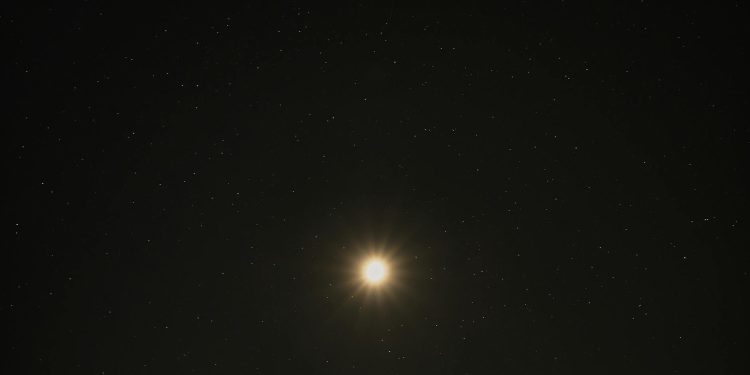 Astronauții Artemis 2 surprind noi zone ale Lunii în drum spre orbită