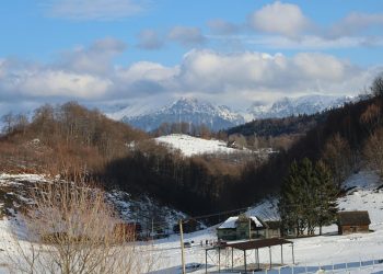 Vreme schimbătoare: ploi și zăpadă la munte, frig prelungit până de Paște