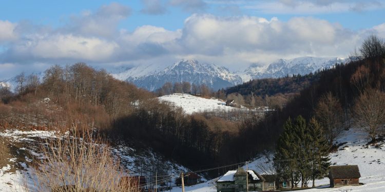 Vreme schimbătoare: ploi și zăpadă la munte, frig prelungit până de Paște