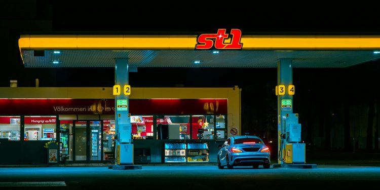 Energia, investiție auditată: petrolul crește în context operațional și tensiuni politice