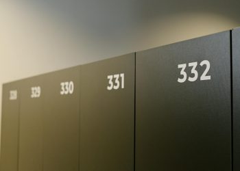 Rușii folosesc numerarul ca alternativă la restricții digitale, relatează Reuters