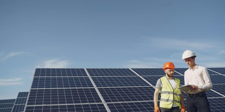 Fermierii și afacerile alimentare românești pot accesa până la 20 milioane EUR pentru panouri solare și baterii în 2026