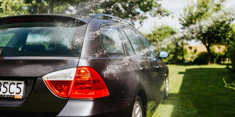 Cluj: două antreprenori lansează spălătorie auto automată Washzilla cu investiție inițială 500.000 EUR