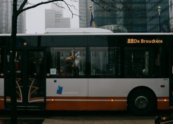 Parchetul European deschide anchetă privind achiziția de microbuze electrice școlare prin PNRR