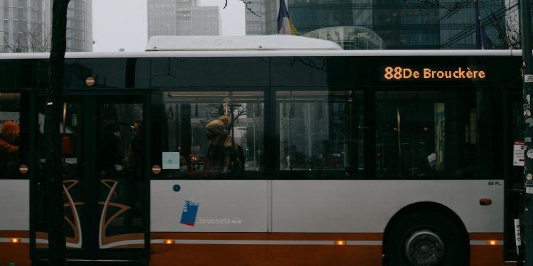 Parchetul European deschide anchetă privind achiziția de microbuze electrice școlare prin PNRR