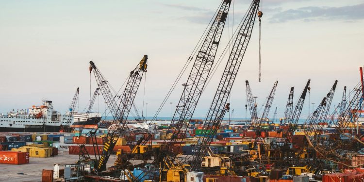 Intervenție în Portul Constanța pentru evacuarea unui marinar azer cu probleme medicale