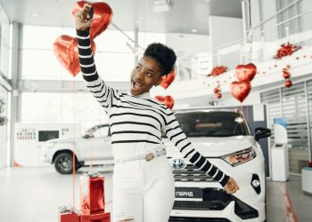 Euphoria sezonul 3 apare după patru ani, cu personaje adulte și omagiu lui Angus Cloud