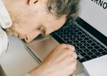 Angajații global resimt oboseala creată de schimbări frecvente, avertizează consultanți români