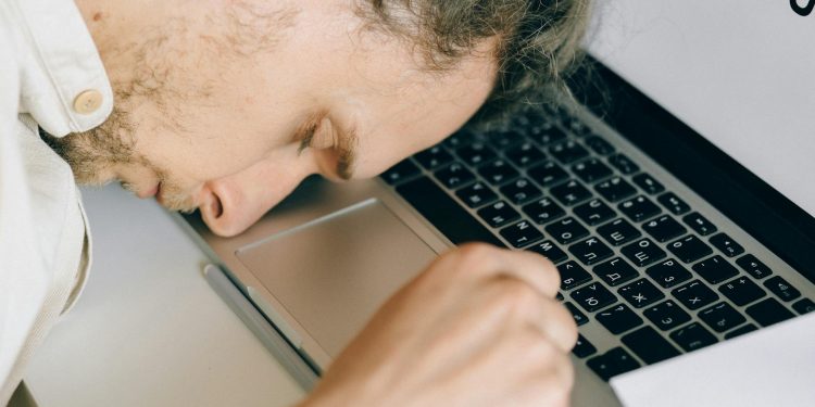 Angajații global resimt oboseala creată de schimbări frecvente, avertizează consultanți români