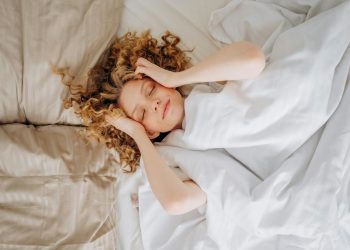 Stilul de dormit influențează sănătatea: avantajul somnului pe partea stângă în vârsta adultă
