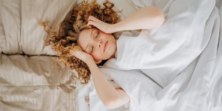 Stilul de dormit influențează sănătatea: avantajul somnului pe partea stângă în vârsta adultă