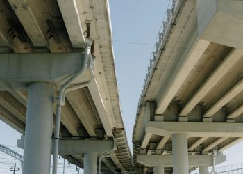 SUA amenință distrugerea infrastructurii energetice a Iranului în patru ore