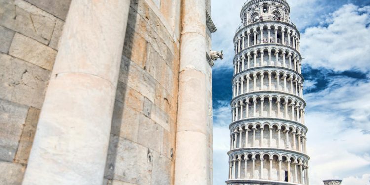 Trei români, arestați în Italia după furturi din duty-free la Pisa