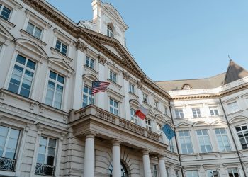 SUA avertizează ambasadele: acuză furt de proprietate intelectuală de la laboratoare americane