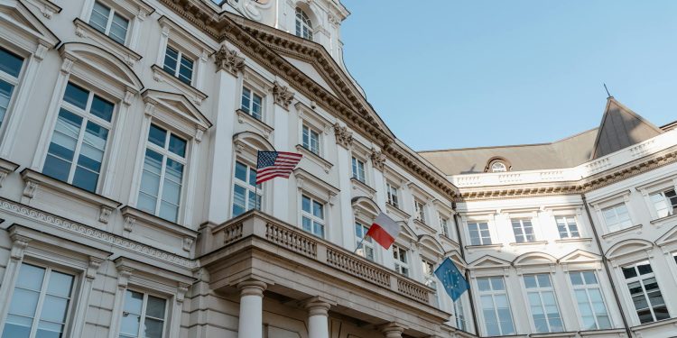 SUA avertizează ambasadele: acuză furt de proprietate intelectuală de la laboratoare americane