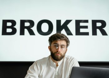 Analist BNR: blocajul din Strâmtoarea Ormuz surprinde, piețele rămân incert maleabil