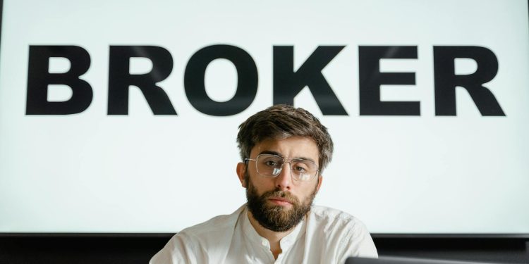 Analist BNR: blocajul din Strâmtoarea Ormuz surprinde, piețele rămân incert maleabil