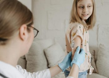 Endocrinolog pediatru avertizează: timpul petrecut în fața ecranelor afectează dezvoltarea copiilor