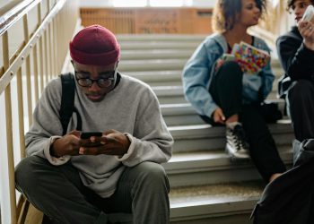 Absolventă Harvard pune frâna la social media și lansează curentul Appstinence