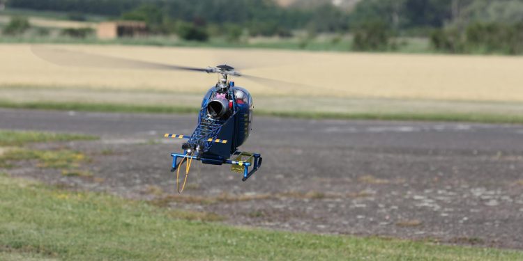 Elicopterul Apache lansează pentru prima oară o dronă kamikaze cu rază de acțiune mărită de 10 ori
