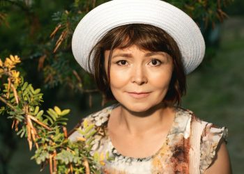 Actriță critică durNicuşor Dan: cere răspunsuri clare înainte de orice suspendare