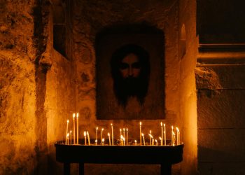 Lumina Sfântă aprinsă la Ierusalim, sosire a ceremoniei în România în curând