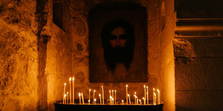 Lumina Sfântă aprinsă la Ierusalim, sosire a ceremoniei în România în curând