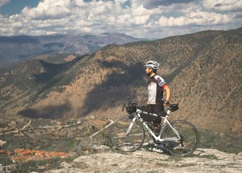 Doi aventurieri parcurg 22.500 km într-un 'coșciug cu roți' într-o călătorie record