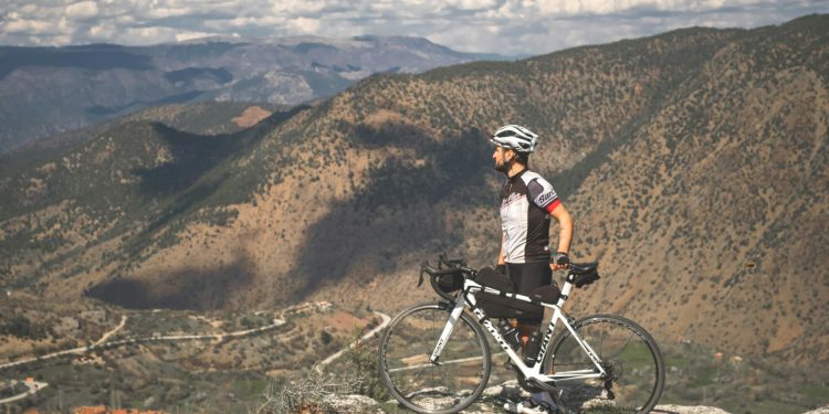 Doi aventurieri parcurg 22.500 km într-un 'coșciug cu roți' într-o călătorie record