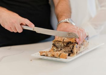 Cozonac și babka: sărbătorile devenite obișnuințe de consum