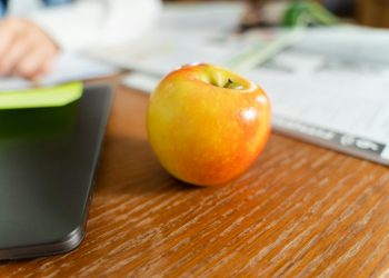 Apple numește un nou CEO în contextul retragerii lui Tim Cook