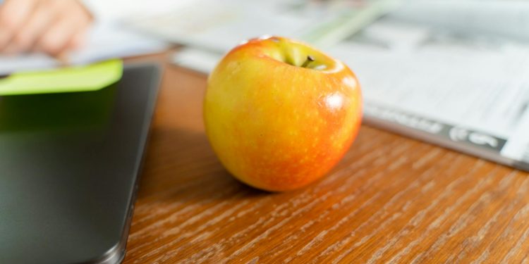 Apple numește un nou CEO în contextul retragerii lui Tim Cook