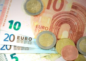 Leul se depreciază în context politic, euro atingând un nou record