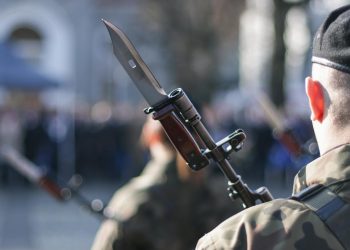 Tânăr de 18 ani reținut după bătaie și amenințare cu cuțitul într-un liceu din București