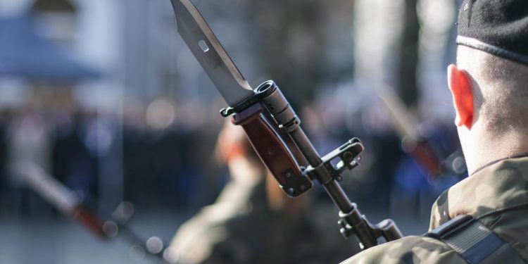 Tânăr de 18 ani reținut după bătaie și amenințare cu cuțitul într-un liceu din București