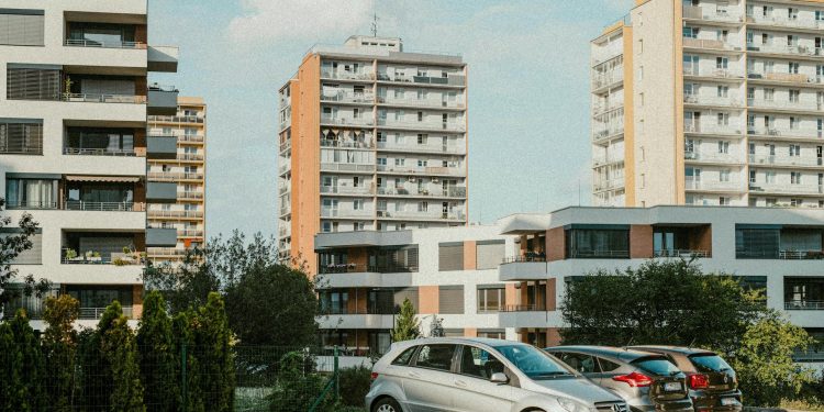 Românii își setează prioritățile la locuințe: parcare, animale de companie și centrala proprie în top filtre